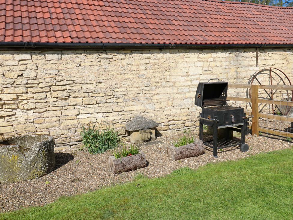 A garden with a grill and stones at Stewards House in Tadcaster