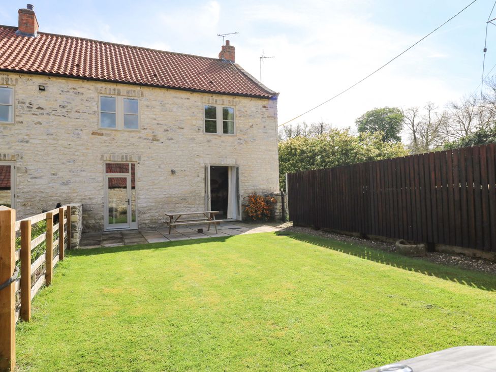 A garden with a house and a table at Stewards House Tadcaster