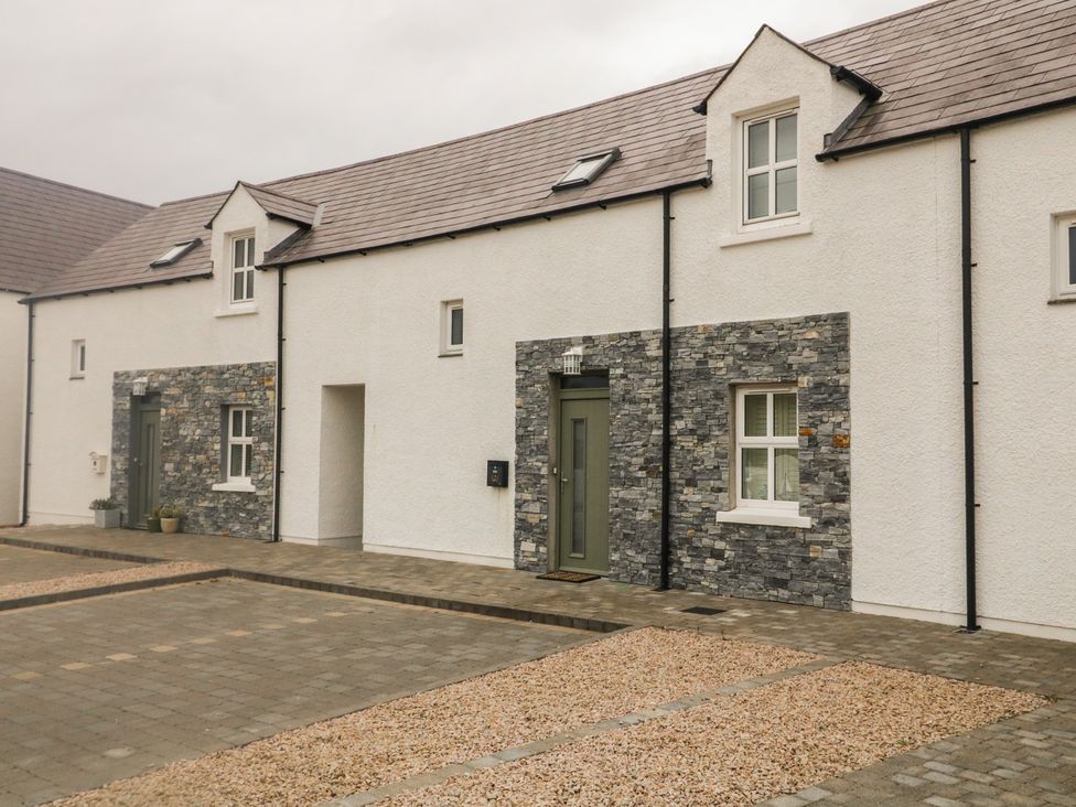 A row of houses with stone facades and a pathway at 2 Ard an Chuain, Dunfanaghy