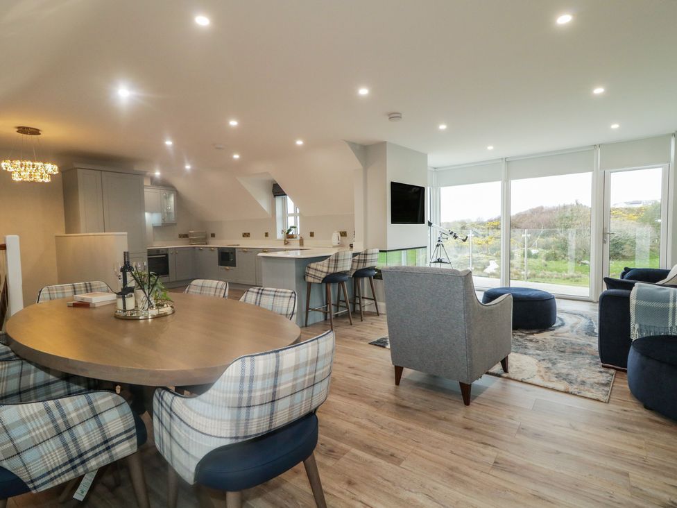 A living room and dining area with a table and chairs at 2 Ard an Chuain Dunfanaghy