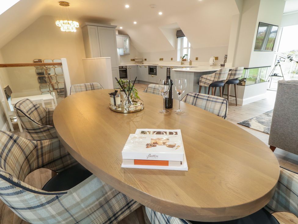 A dining room with a round table and chairs at 2 Ard an Chuain Dunfanaghy