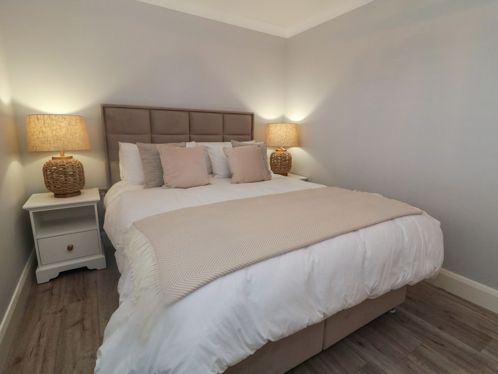A bedroom with a bed and bedside tables at 2 Ard an Chuain Dunfanaghy