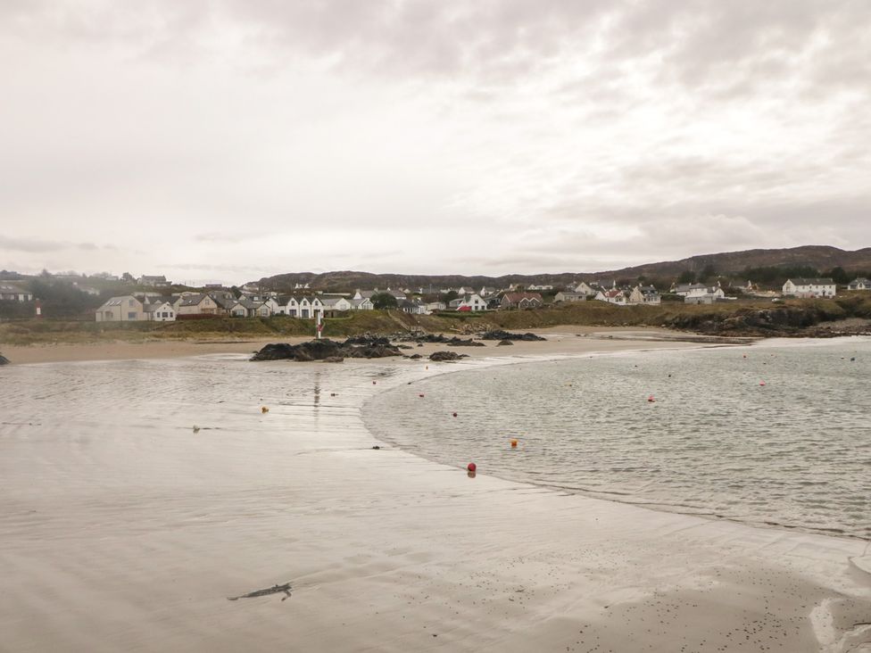 A beach with water and houses in the background at 2 Ard an Chuain Dunfanaghy