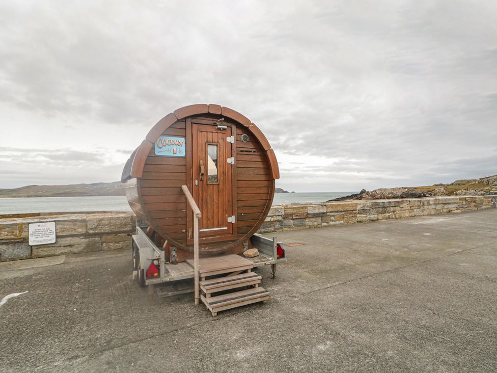 A wooden cabin on a trailer near the water at 2 Ard an Chuain Dunfanaghy