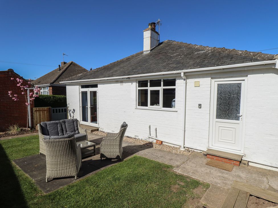 A garden with seating area at Sorrento in Mablethorpe