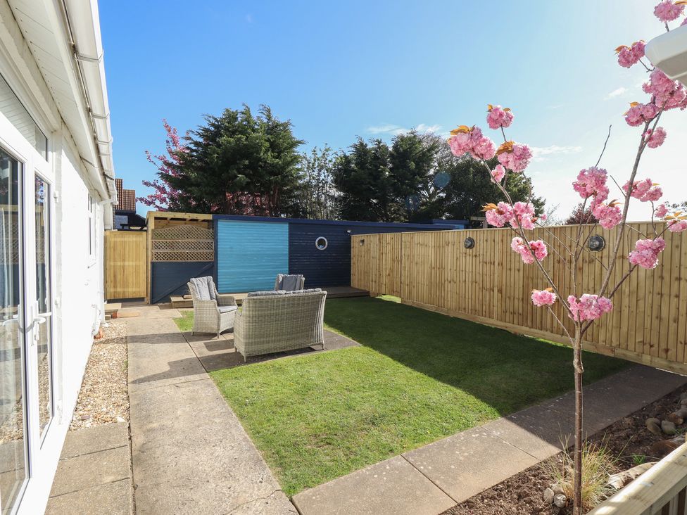 A garden with chairs and a table at Sorrento in Mablethorpe