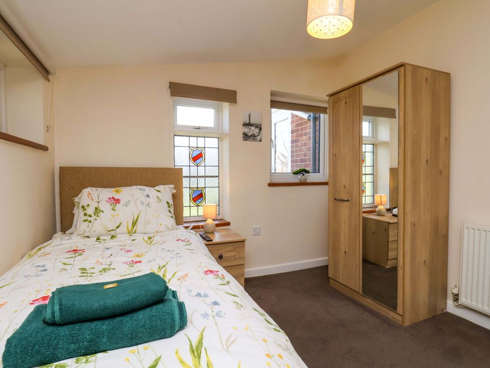 A bedroom featuring a single bed and wardrobe at The Nook in Robin Hood’s Bay