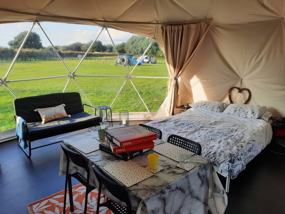 A geodesic dome with a bed and dining area at Sherwood - Geodome in Mansfield