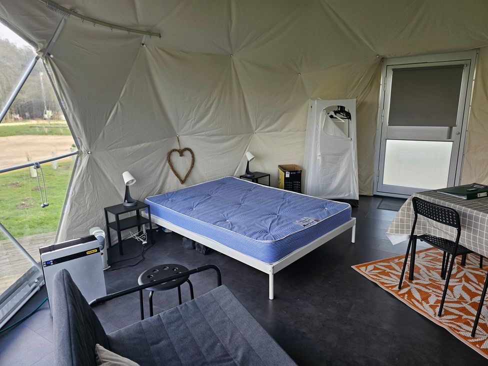 A room with a bed and furniture at Sherwood - Geodome, Mansfield