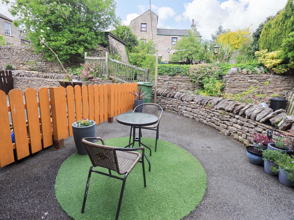 A garden with a table and chairs at 4 Mellbecks Mews in Kirkby Stephen