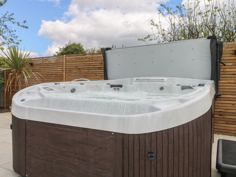 A hot tub in an outdoor space at Sea Estate House Littlehampton