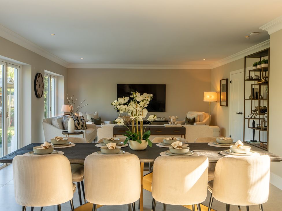 A dining area with a table and chairs at Sea Estate House in Rustington