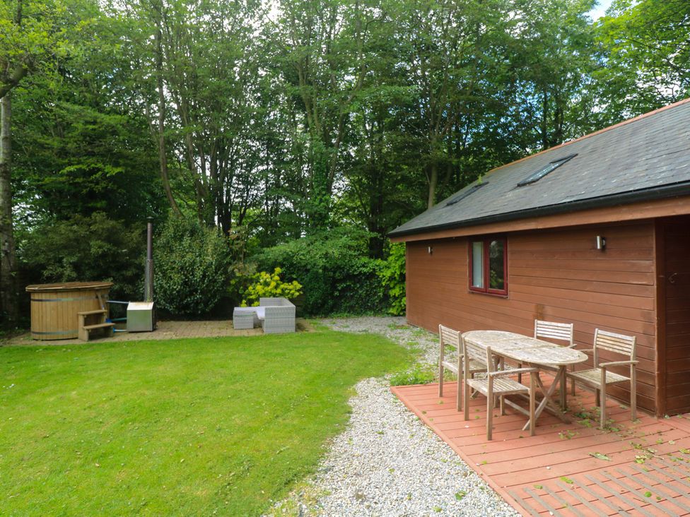 A garden with a hot tub and outdoor seating at The Lodge at Lamburn