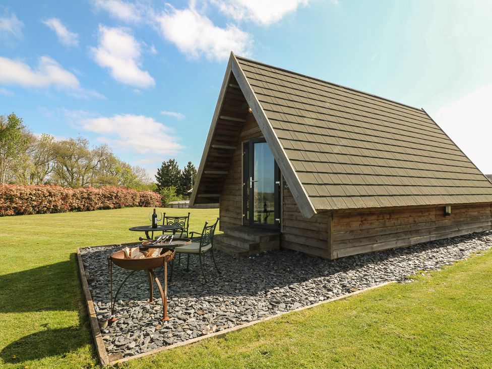 A cabin with a table and chairs in front at Skylark in Loughborough