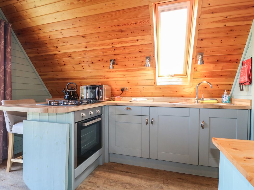A kitchen with stove and sink at Skylark in Loughborough