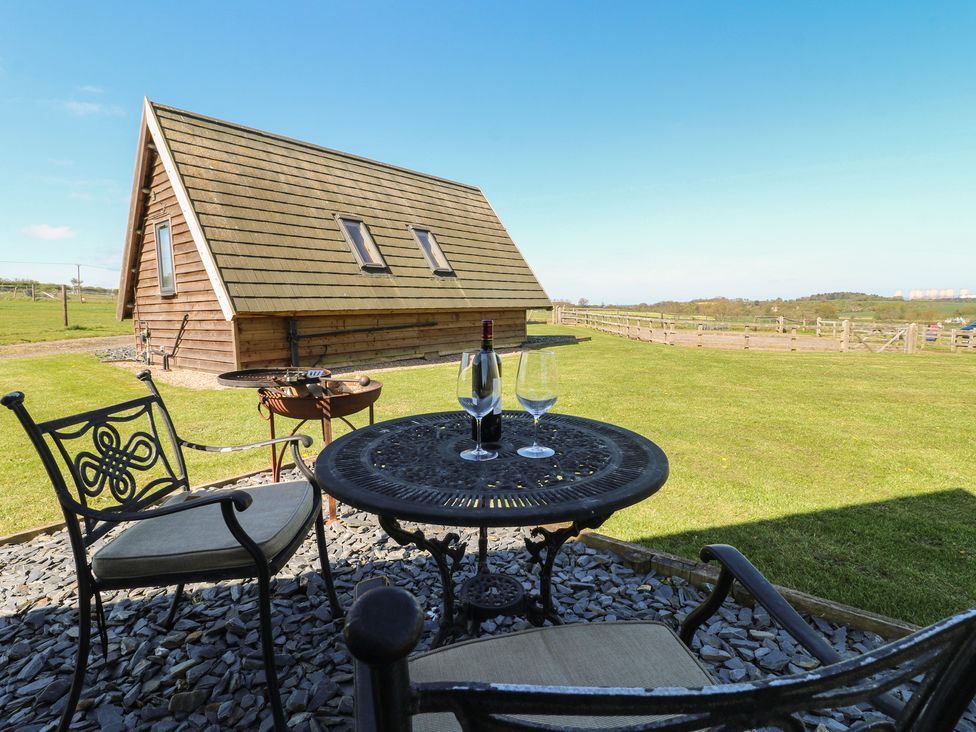 An outdoor seating area with table and chairs at Skylark in Loughborough