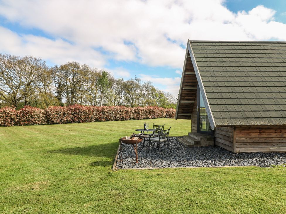 A cabin with table and chairs outside at Skylark in Loughborough
