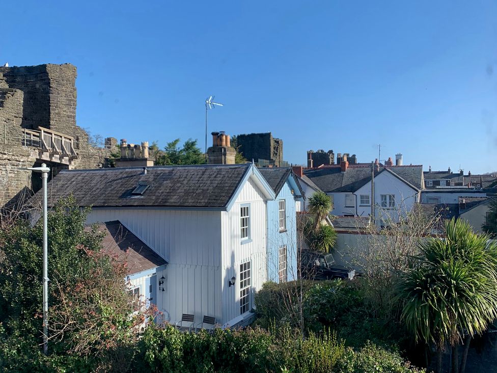 A view of houses and castle ruins at 3 Newboro Terrace in Conwy