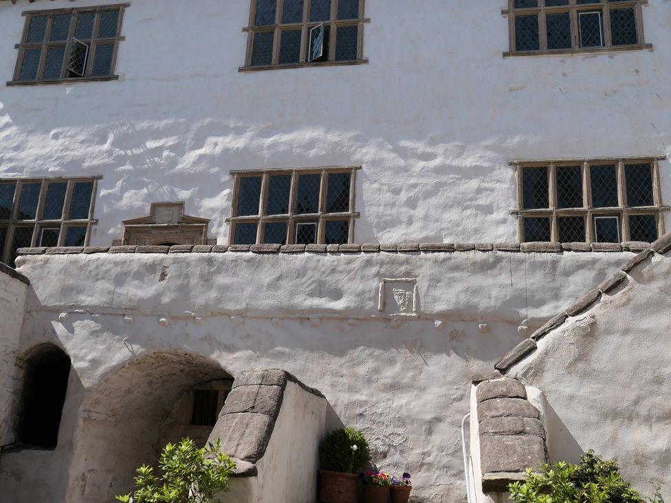 An outdoor area with windows and stone wall details at 3 Newboro Terrace, Conwy