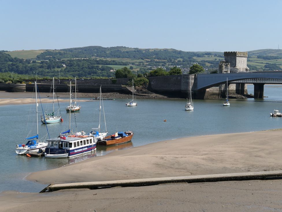 A view of boats near a bridge and fortification at 3 Newboro Terrace Conwy