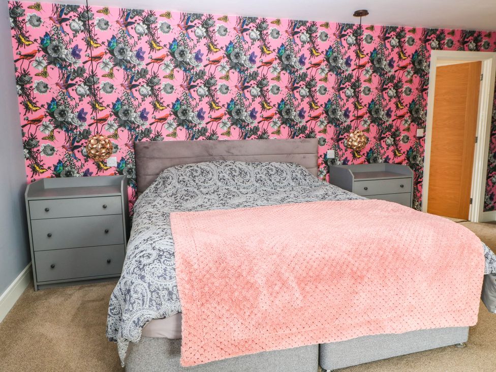A bedroom with a bed and bedside tables at Hazeldene near Harvington
