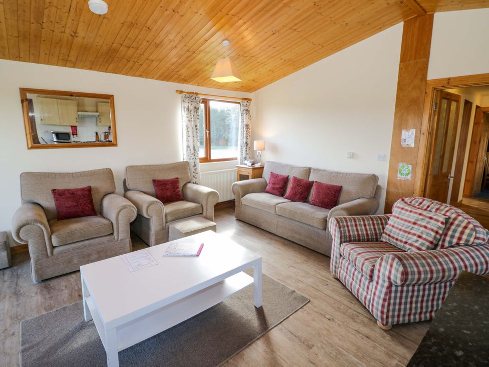 A living room with sofa and armchairs at Lavender Lodge Evesham