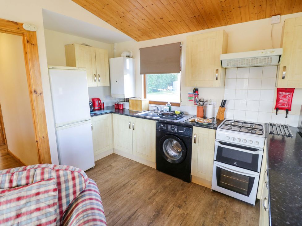 A kitchen with appliances at Lavender Lodge Evesham