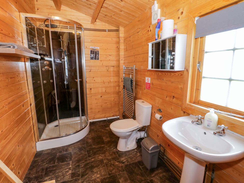 A bathroom with shower, toilet, and sink at Holly Lodge in Evesham