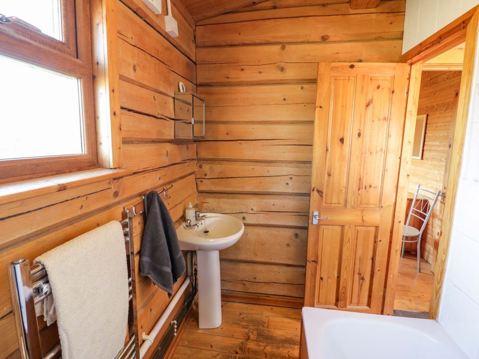 A bathroom with a sink and bathtub at Primrose Lodge Offenham