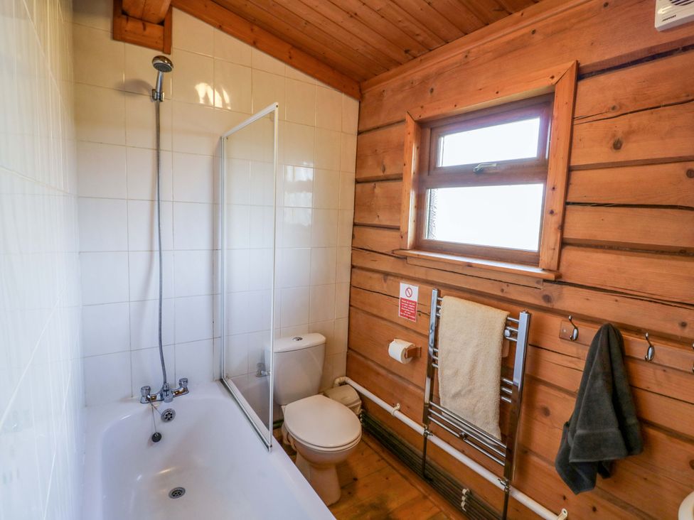 A bathroom with a bathtub and shower at Primrose Lodge Offenham