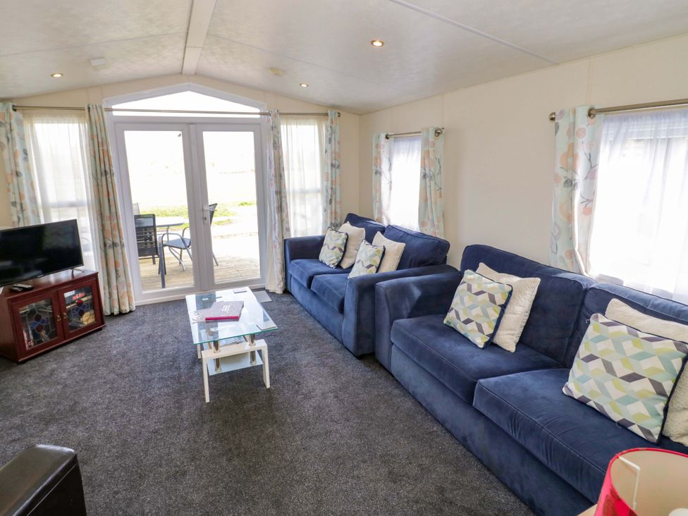 A living room with a sofa and coffee table at Laurel Lodge Offenham
