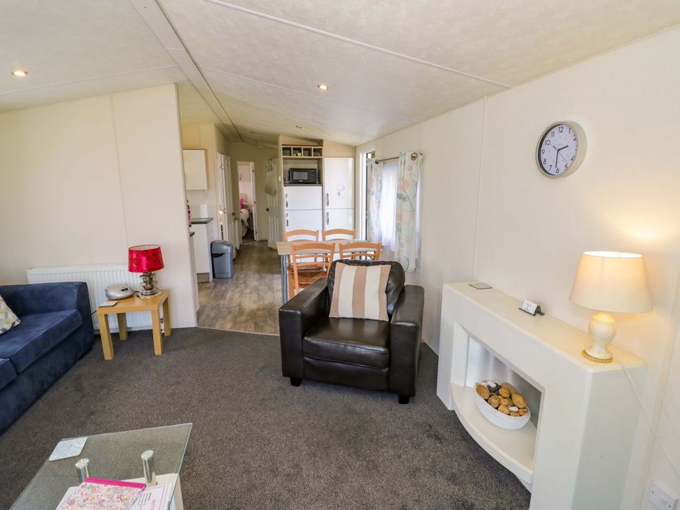 A living room with a sofa and coffee table at Laurel Lodge Offenham