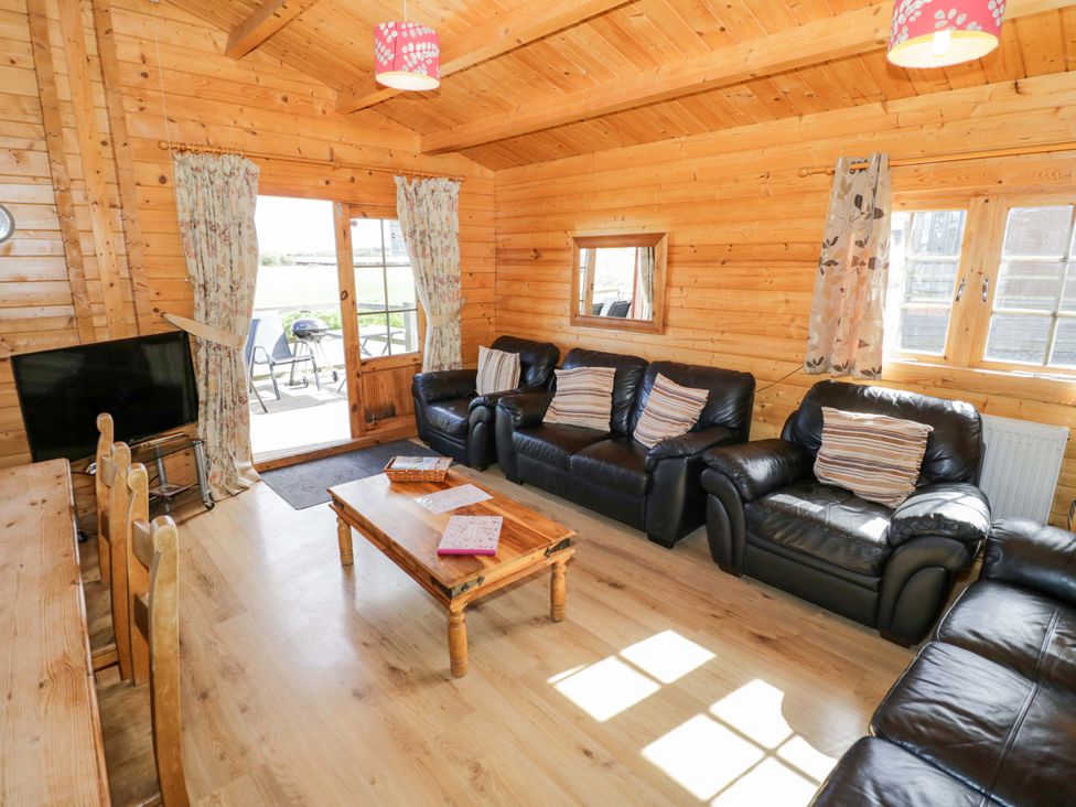 A living room with sofas and a coffee table at Oak Lodge Offenham