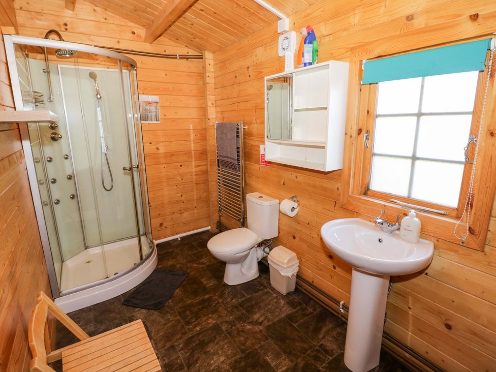 A bathroom with a shower, sink, and toilet at Oak Lodge in Offenham
