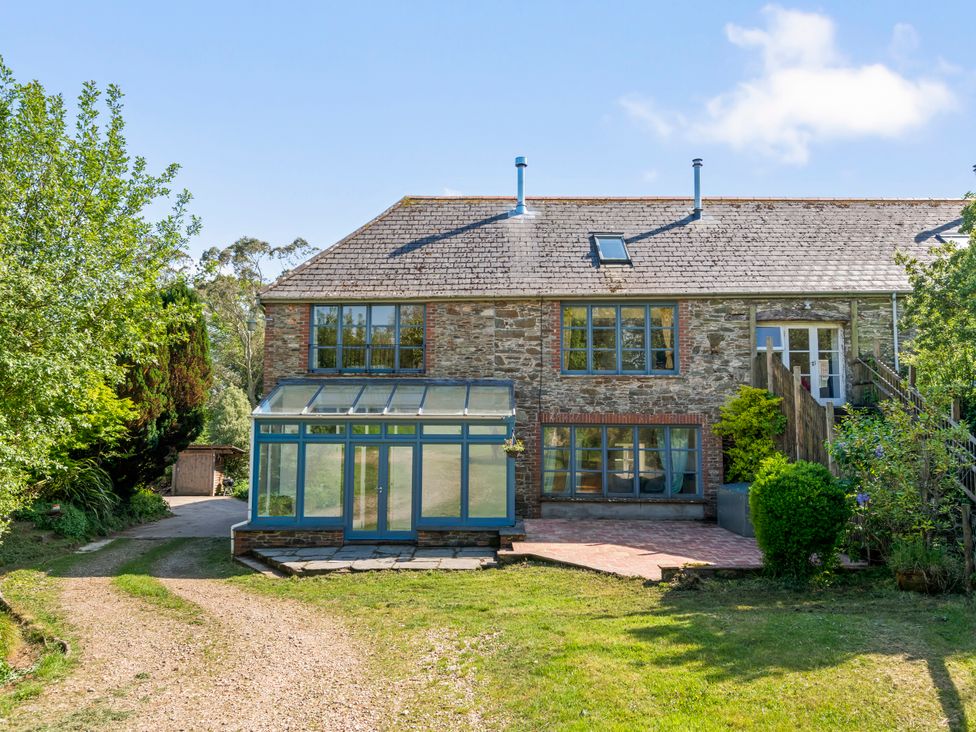 A house with a conservatory and garden at Chantry Studio in Kingsbridge