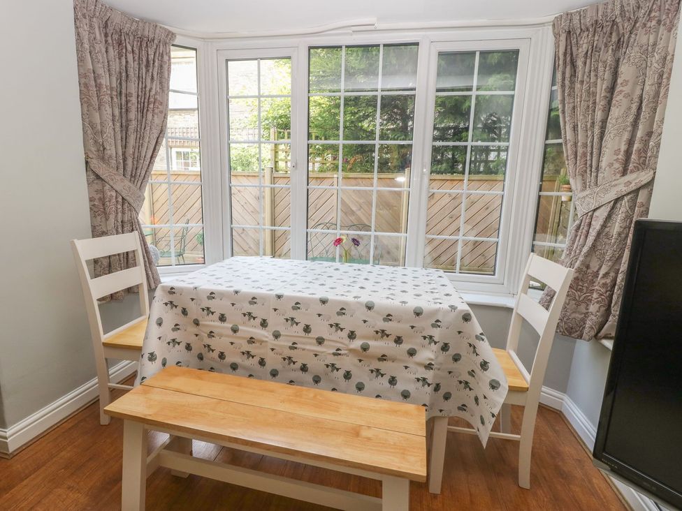 A dining room with a table and chairs at Wedgewood Cottage in Middleham