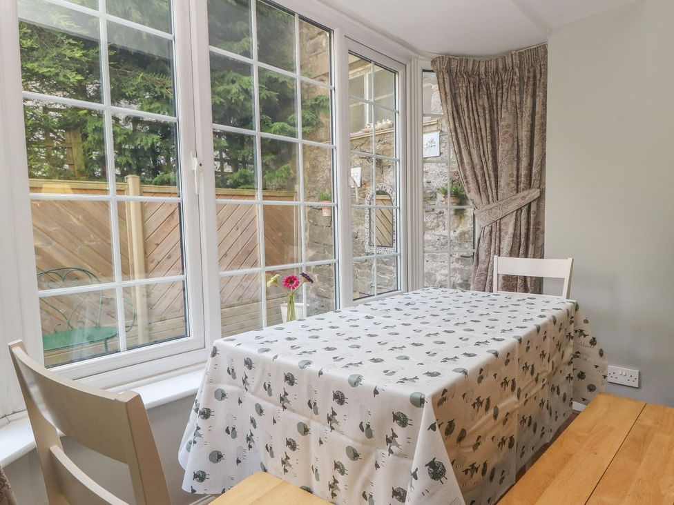 A dining room with a table and chairs at Wedgewood Cottage in Middleham