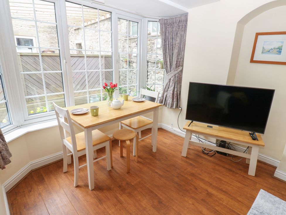 A dining room with a table and chairs at Wedgewood Cottage in Middleham