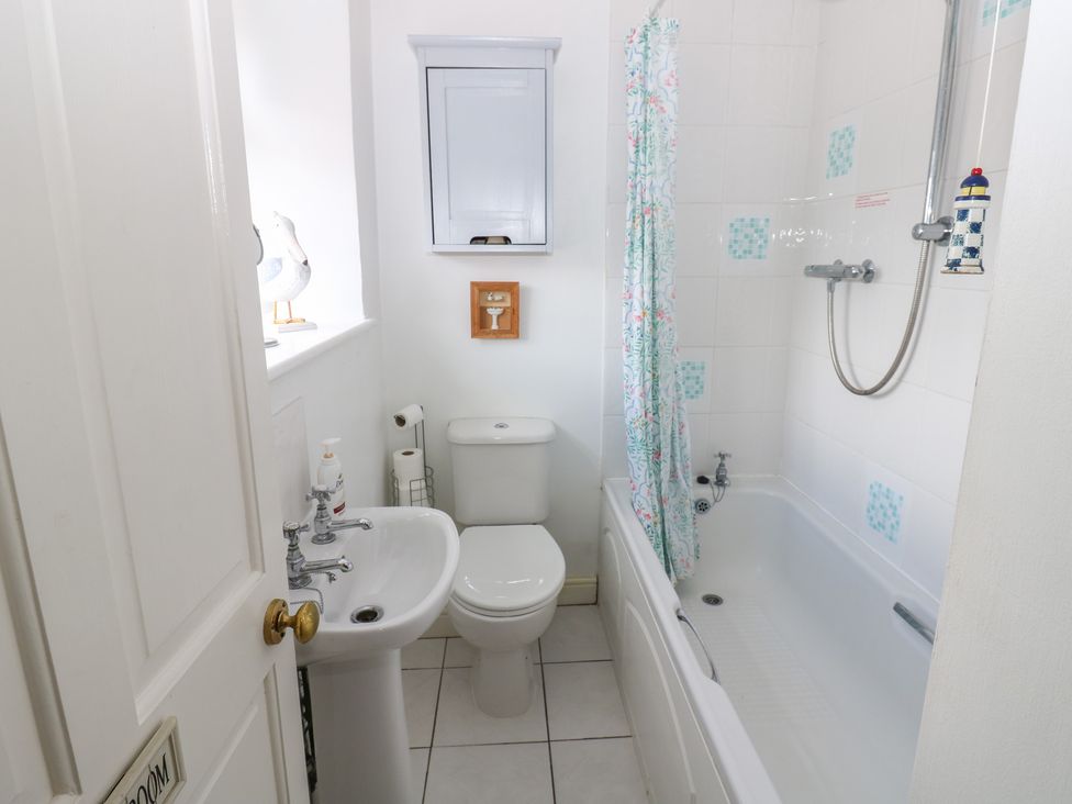 A bathroom with a toilet, sink, bathtub, and shower at Wedgewood Cottage in Middleham