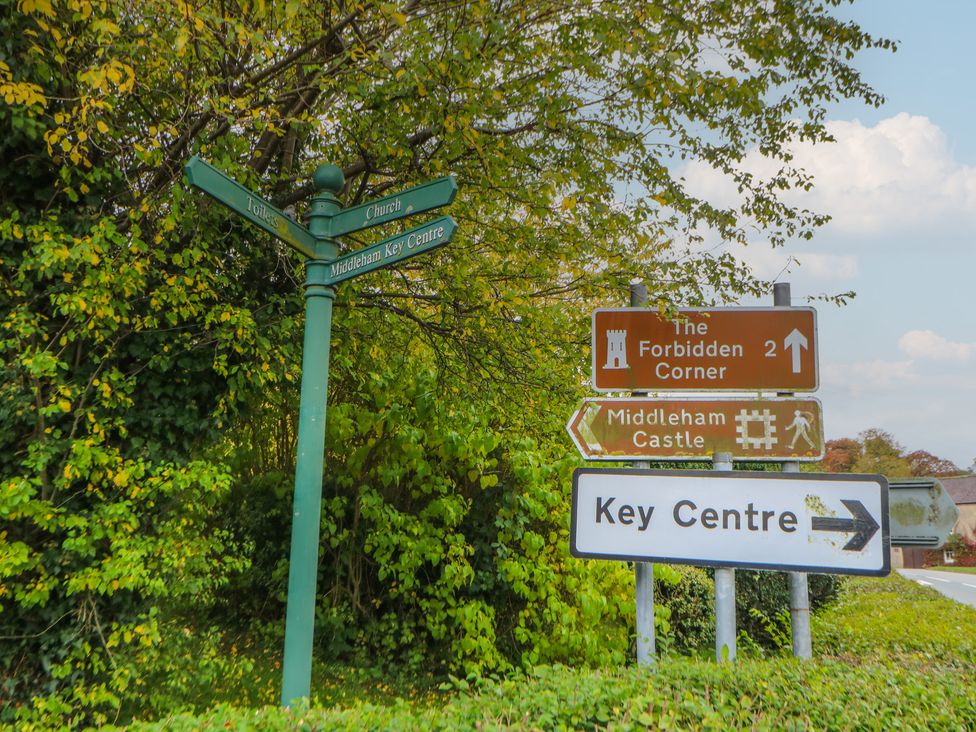 A signpost with directional arrows at Wedgewood Cottage Middleham