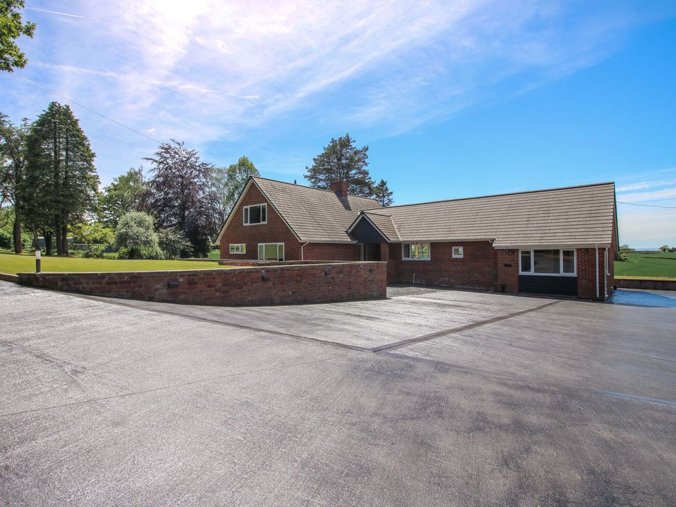A house with a yard and driveway at Westington Hall Hatfield near Bromyard