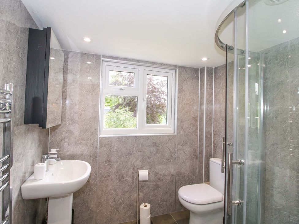 A bathroom with sink and shower at Westington Hall in Hatfield near Bromyard