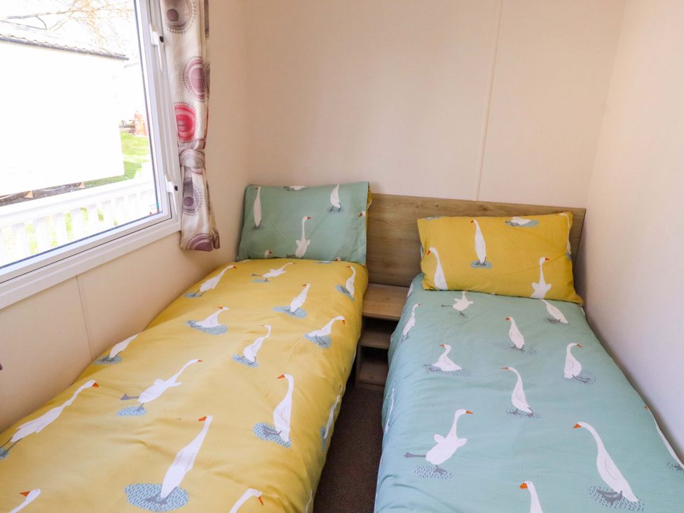 A bedroom with twin beds and a window at Sunflower Retreat, Caravan 61