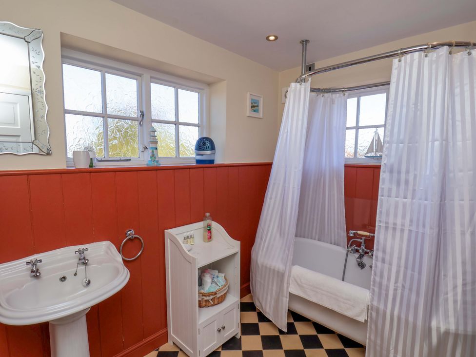 A bathroom with a bathtub and sink at Annie's Place in Sleights