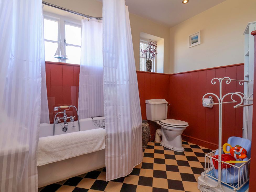 A bathroom with a bathtub and toilet at Annie's Place in Sleights