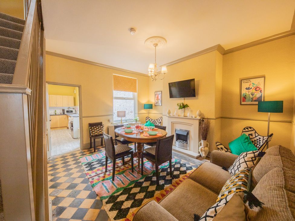 A dining room with a table and chairs at No 2 Townhouse in Bishop Auckland