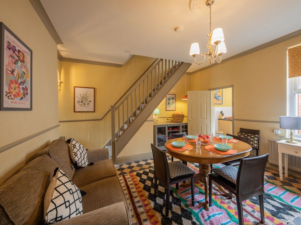 A dining room with a table and chairs at No 2 Townhouse in Bishop Auckland
