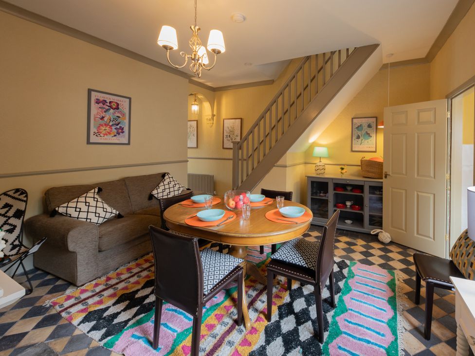 A dining room with a table and chairs at No 2 Townhouse in Bishop Auckland