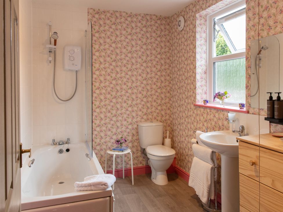 A bathroom with a bathtub, toilet, and sink at No 2 Townhouse, Bishop Auckland