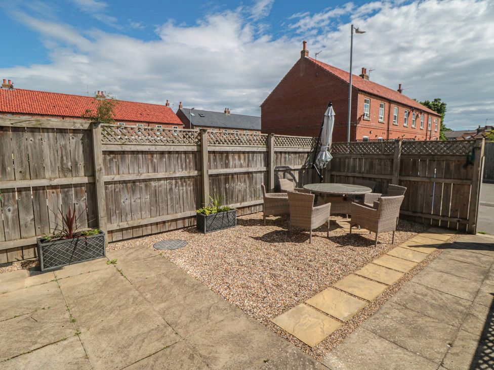 A garden with a table and chairs at 3 Railway Terrace, Bridlington